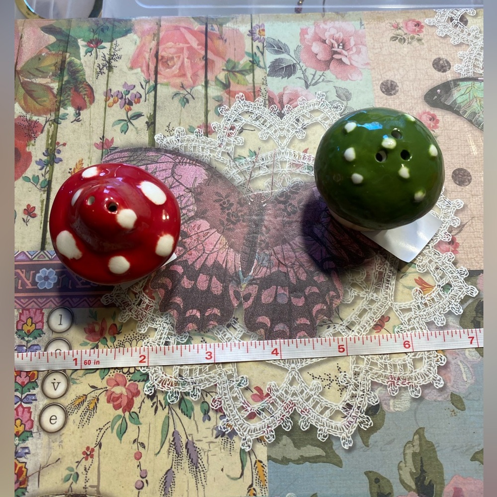 Adorable salt and pepper ceramic mushrooms set cottage core grandma core - Picture 5 of 5